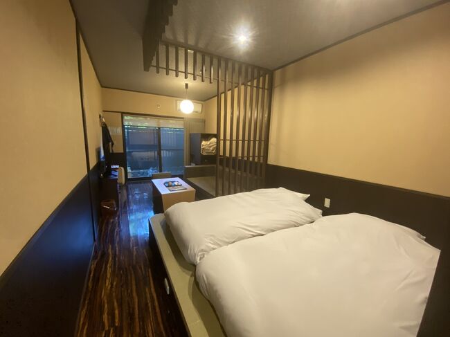 沖縄の旅行記も半端なままさーせん<br /><br />週の中頃、楽天トラベルでびっくり価格のプランを見つけて<br />咄嗟に入れてしまった箱根の旅。<br />だって露天風呂付き客室が素泊まりとはいえ6500円(税込)ですよ。<br />以前は2人以上じゃないと予約できなくて、行きたくても行けなかった一の湯品の木<br />今年はおひとり様応援で頑張ってる!<br />こういう施策を優遇すれば時短とか意味不明な失策をしないで済むのに。<br /><br />約6500円ですが、9月の沖縄のためにせこせこ貯めてた楽天ポイントを5000ばかり削って充当したので実際は1480円しか支払ってませんw<br />素泊まりなので食事どころを物色せねばと思い、<br />よく行く九十九はけっこー歩くんだよなーと<br />バイクで行けるかどうかもお天気次第だしと近場をGoogleマップで検索しましたら<br />なんだか良さそうなお店発見…<br />見たら食べログでしか予約できなさそうだったので(電話すればよかったんだがなんか面倒で)<br />そしたら17:30という超半端な時間しかあいてなかったんでw<br />それで予約して、なるたけケチリつつ旅行しよーということに。<br /><br />てかわたし世界で一番Googleマップ活用してるのではと思うほどGoogleマップは万能。<br />ナビのないバイクでのナビはGoogleマップで有料道路と高速道路を外して使ってるし(ちゃんと渋滞も認識してくれる、たまにとんでもない辺鄙なコース選ぶけど)<br />検索してもランキングされてない飲食店、場合によっては楽天トラベルで見つからない宿泊施設、果ては航空写真にして海中地形も見て泳ぐ場所探したり離岸流おきそうなとこ探したりww<br />Googleマップなしでは生きられない今日この頃です。<br /><br />このところ不安定なお天気でしたが、土日は幸にして晴れの予報!<br />久々に原付バイクで長旅させることになりやした。<br /><br />これまでの教訓からどれだけナビがご乱心しても絶対に産業道路でベイブリッジは向かわない(めちゃくちゃ遠回りになる)とか、前にみなとみらい付近でおまわりの待ち伏せトラップに引っかかったところも絶対通らない(待ち伏せしてるところを通ったらやっぱしいた)<br />環状2号は速度差が怖いし治安悪いので(煽りが多い)避けて1号線ルート<br />色々駆使しながら慎重に箱根目指しました。<br />できるだけのんびりしたかったので朝の8時に出発!!<br /><br />したけど、めちゃくちゃ渋滞した…まず藤沢からの湘南通りに辿り着く前の1号線で渋滞したし、平塚から小田原までの市街地も真っ赤っか<br />どうやら西湘バイパスの通行止めが原因らしい。2ヶ月とか長えよ<br />自粛自粛ばかり大雑把に押し付けるから近場で済まそうとこのあたりが混む。なんてこったい<br />8時に出たのにようやく小田原の湘南パンケーキあたりに着いたのが12時wwwおっそ!!!!<br />尻が痛くなったのでさすがにそこで小休止とランチ。<br />湘南パンケーキ結構厳重に対策取ってるし、マスク会食してる人も多めで安心できました。<br />パンケーキ屋なのにカレー食べて出ました(こいつ何しに来たんだよ)<br />ここまで4時間強かかって途方にくれてたけど、ここから仙石原はなんとナビが30分!!!箱根は混んでない!よし!食事休憩入れたとはいえ結構遅くなってたのでほっとした。<br />小田原までが遠いのよ、そこから箱根はそーでもない<br /><br />そんで仙石原に着いたのが大体13時ごろ。<br />天気予報の割には雲が多くなかなか日差しも出ないので、時間も半端だしこの日のガラスの森美術館は断念(成り行きで決めようと思ってた)<br /><br />今回の旅行は宿に根を張る方が主目的なので15時のチェックインと同時に入る予定だったが中途半端な時間になってしまったので、前に1月行ってみたもののしまってたフジミカフェにリベンジすることにした。<br />空は白みがかってたが、道から富士山はふんわり見えてた(見えない時はなんも見えない)から見えるはずだと。