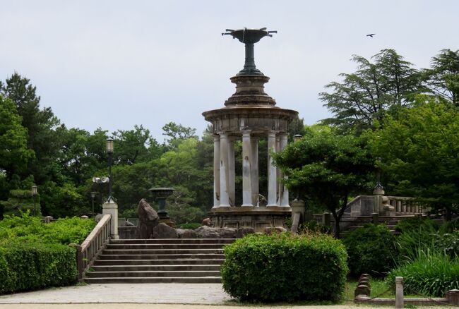 鶴舞公園のバラの紹介です。鶴舞公園は、明治42年(1909年)に名古屋市が設置した最初の公園として開園し、令和元年(2019年)に開園110周年を迎えました。名古屋を代表する総合公園です。(鶴舞公園公式HP)