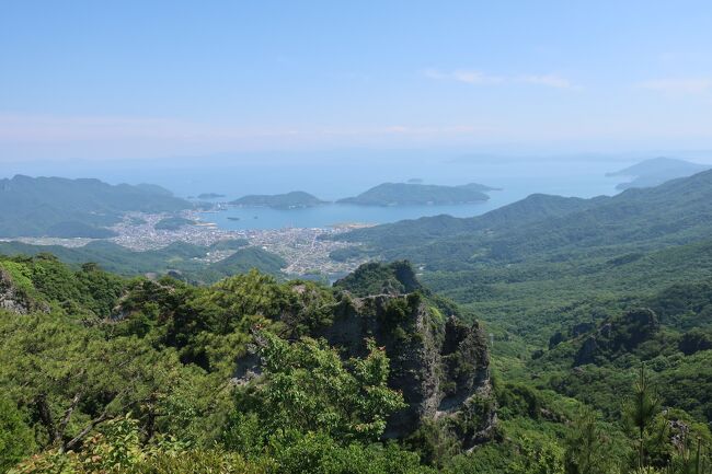 2021年5月28日(金)~31日(月)の3泊4日、高知県の旅に行ってきました。<br />初日は高松からフェリーで20分ほどの距離にある女木島に上陸。標高186.8メートルの鷲ヶ峰に登って鬼ヶ島大洞窟を探検します。<br />2日目は小豆島に渡ります。日本三大渓谷美のひとつに数えられる寒霞渓を歩いて登りました。<br />3日目は小豆島観光の続きと、高松にもどって屋島に登ります。<br />4日目は定番の金比羅宮に行って奥社まで階段を登りました。<br />毎日トレーニングみたいな旅行でしたが、素晴らしい景色を満喫することができました。