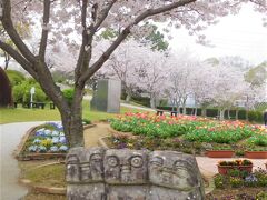 2021年3月　山口県・宇部市　ときわ公園に桜を見に行きました。彫刻に彩を添えています。