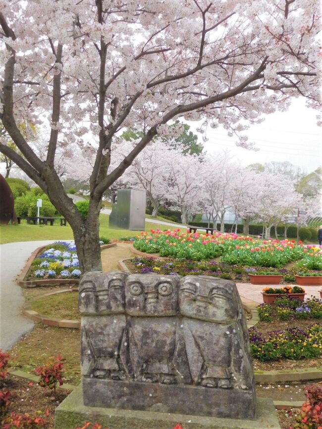 2021年3月　山口県・宇部市　ときわ公園に桜を見に行きました。彫刻に彩を添えています。