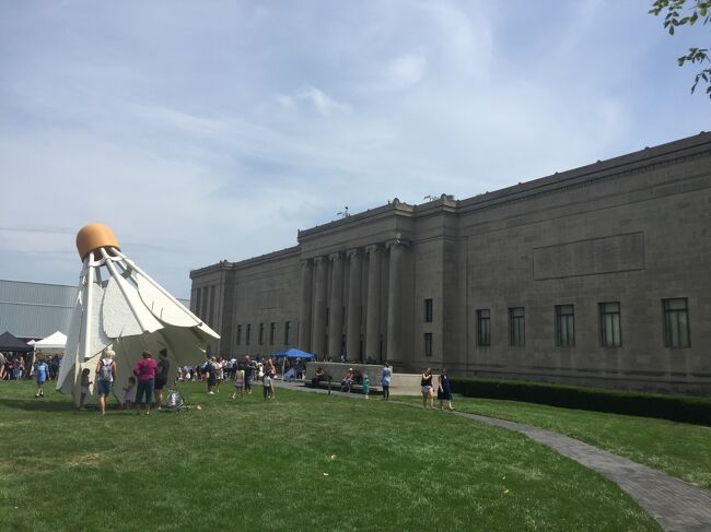 ネルソン アトキンス美術館は建物の北側も南側も彫刻公園になっていて、いずれも、この美術館を象徴する素敵な屋外美術公園でした。<br />カンザスシティは岡山県倉敷市と1972年から姉妹都市です。そしてミズーリ州は1965年から姉妹都市です。