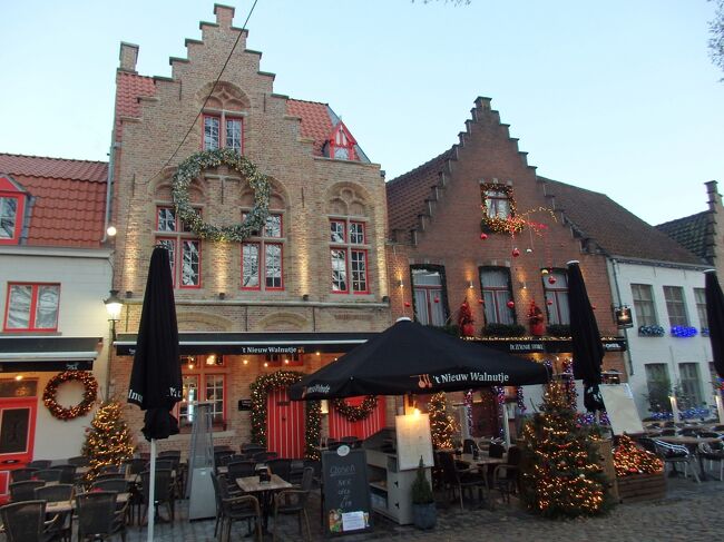 ブルージュの町は、20年近くも前、オランダと合わせたツアーで訪れただけで、ブルージュには宿泊したもののかすかな記憶があるだけ。ほぼ初めて状態で歩き始めました。<br /><br />地理間もほぼないと同然なので、まずは自分の足で歩いて距離感をつかめ<br />ればよいかという軽い気持ちでの散策のようすです。<br /><br />☆'.・*.・:★'.・*.・:☆'.・*.・:★'.・*.・:☆'.・*.・:★'.・*.・:☆'.・*.・:★'.・*.・:☆'.・*.・:★<br /><br />【スケジュール】<br /><br />12月2日(月)関空発<br />12月3日(火)ドバイ→ブリュッセル→ブルージュ(ブルージュ泊)<br />12月4日(水)ブルージュ市内観光(ブルージュ泊)<br />12月5日(木)ブルージュ市内観光(ブルージュ泊)<br />12月6日(金)ブルージュ→リエージュ(リエージュ泊)<br />12月7日(土)ハッセルト訪問(リエージュ泊)<br />12月8日(日)ルーヴェン訪問(リエージュ泊)<br />12月9日(月)リエージュ→アントワープ(アントワープ泊)<br />12月10日(火)アントワープ市内観光(アントワープ泊)<br />12月11日(水)メッヘレン&リール訪問(アントワープ泊)<br />12月12日(木)アントワープ→ヘント(ヘント泊)<br />12月13日(金)ヘント市内観光(ヘント泊)<br />12月14日(土)ヘント→ブリュッセル(ブリュッセル泊)<br />12月15日(日)ブリューッセル市内観光(ブリュッセル泊)<br />12月16日(月)ディナン訪問(ブリュッセル泊)<br />12月17日(火)ブリュッセル空港→ドバイ着<br />12月18日(水)ドバイ空港→関空着