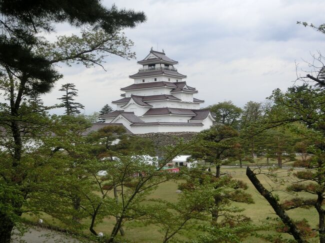 二泊三日の会津旅行。最終日の午後は会津若松へ。鶴ヶ城の天守に登り東西南北の眺めを堪能。続いて千利休の子 千少庵が建てたと言われる茶室麟閣へ。日帰り温泉「富士の湯」で汗を流しました。この旅行、喜多方ラーメンに始まり、豆腐もち、湯野上温泉で会津地鶏、会津馬刺しなどなど会津ならではの食を楽しんで来たけど、そう言えばソースカツ丼を食べていなかった！ということで、人気店「なかじま」へ。しっかりと〆ることができました。<br />