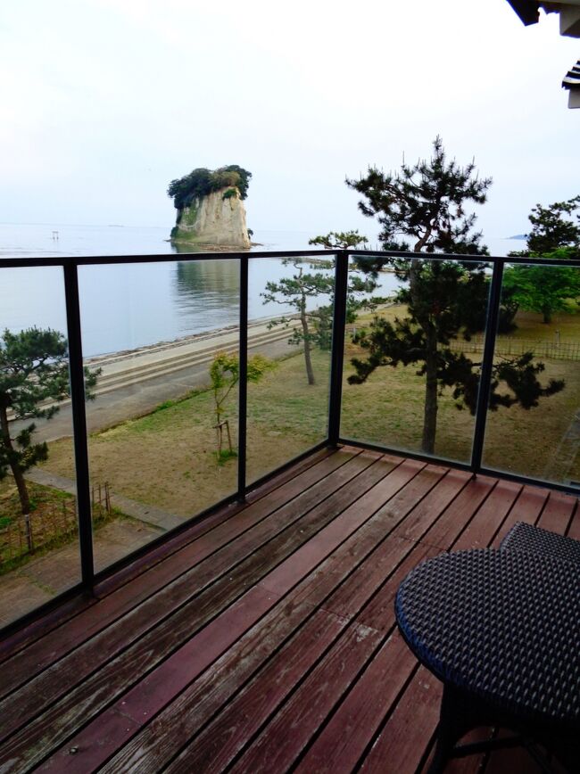 以前から乗ってみたかった近鉄の「しまかぜ」が、賢島のホテルとセットされ、お得な価格で売り出されていた。見つけて、即買い!<br />しかしその後、今やお決まりのようになってしまった、禍々しいコロナ感染再拡大がおきてしまった。それによりホテルが、6月末まで閉館することとなり、またまた泣く泣く中止となった。<br /><br />しかし既にふたりとも有給休暇を取ってしまっていたから、その二日間を有効利用しなくてはならなくなった。別に家で大人しくしていてもよいのだが、せっかくだからと久しぶりに、マイカーで能登半島めぐりをすることにした。<br /><br />「しまかぜ」の中止が決まったのは、出発のちょうど一週間前だった。急遽トシ爺が見つけてきたのが、のとじ荘の宿泊プランだった。<br />見附島(軍艦島)が目の前で、もちろんフロントオーシャンビュー。客室温泉露天風呂付きで、二食付き。<br />これが何と、ひとり15500円!<br />さすが国民宿舎ならではの価格だ。<br />…と思ったが、既に今は国民宿舎でなく某会社の経営に変わっており、それを宿泊時に初めて知った。<br />