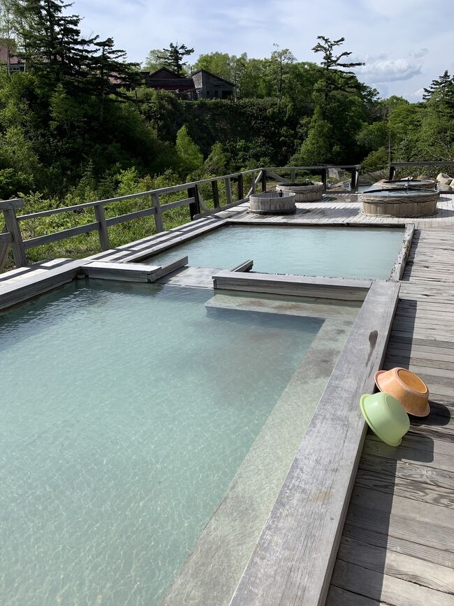 以前八幡平に行ったとき、鏡沼がこの時期(5月下旬~6月上旬)限定でトラゴンアイにかわることを知り、行ってきました。<br />今回も神戸空港ーいわて花巻空港 FDAタイムセールひとり14000円のプラン(もうちょっとまけてほしいわ)を利用、小さな飛行機だけど機内でのお茶お菓子サービス付きの、預け荷物ただは嬉しいです。CAさんもピ〇〇のようにたどたどしい英語(別のこの時期英語はいらんけどあの英語聞くとテンション下がる)ではなくサービスもGOODでした。