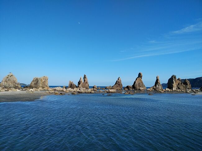 2月下旬、飛び石の月曜日を休暇取れば4連休になるので、紀伊半島の半分に相当する和歌山県を1周する旅に出かけました。<br />前半は和歌山市内と山岳にある高野山の壮大な礫知的建造物、後半は海岸沿いの紀伊半島半周する形で各絶景スポットを観光しました。4日間すべて青空が広がる絶好の天気で暖かい陽気の中、歴史が長い巨大で美しい建造物と絶景の海岸を十二分に満喫しました。<br /><br />---------------------------------------------------------------<br />スケジュール<br /><br />　2月19日　横浜駅－（夜行バス）［車中泊]<br />　2月20日　－南海なんば駅－（南海電鉄本線）和歌山市駅－（徒歩）<br />　　　　　　和歌山城観光－（バス）和歌の浦観光ー和歌山城観光<br />　　　　　　[和歌山泊]<br />　2月21日　和歌山市内宿泊ホテル（バス）－JR和歌山駅－（レンタカー）<br />　　　　　　高野山観光ー熊野本宮大社観光－紀伊勝浦　[紀伊勝浦泊]<br />★2月22日　紀伊勝浦－那智観光－橋杭岩観光－潮岬観光－紀伊大島観光－<br />　　　　　　－南紀白浜　[南紀白浜泊]　<br />　2月23日　南紀白浜観光－天神崎観光－白崎海洋公園観光－湯浅観光－<br />　　　　　　JR和歌山駅－（JR阪和線）新大阪駅－（新幹線）新横浜駅