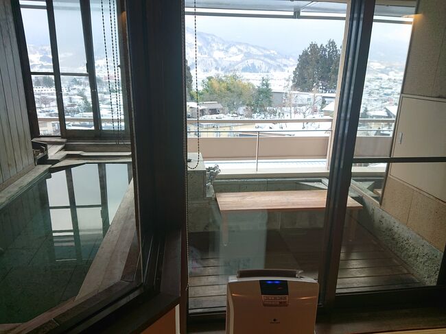 山形新幹線、かみのやま温泉駅から程近い場所にある「葉山館」。<br />３区分あるお部屋は、いずれも温泉風呂付き。中でも、翠葉亭はビューバス＆足湯が各部屋についています。<br />ビューバスは半露天風呂と言ってもいいくらいの雰囲気。<br />そして、部屋のバルコニーにある足湯（温泉）は、初めての経験でした！