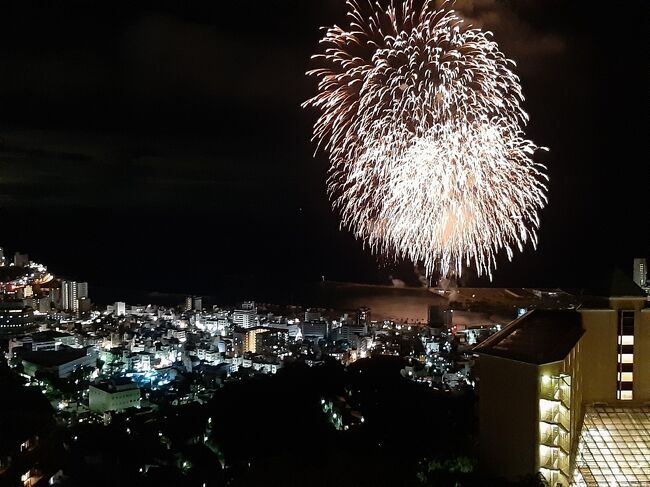 一度行ってみたかった熱海海上花火。<br /><br />今年は６月に臨時開催があり、普通だと１年前から予約しないと取れないような高台のホテルが、臨時開催のため空きが取れそうでした。<br /><br />となれば行くしかない！<br />ということで、かんぽの宿からの熱海の花火です。<br /><br />初日は部屋で飲みながら、２日目は宿の露天風呂から花火を楽しみました。<br /><br />半日ワーケーションもあり、他には特に予定も考えずに突撃したので、他の観光は現地で行き当たりばったりで決めています。<br /><br />土石流被害の少し前の話です。<br />その場所は車で通っているのでビックリしましたが、早い復興と、また熱海を楽しめる日を待ちたいと思います。