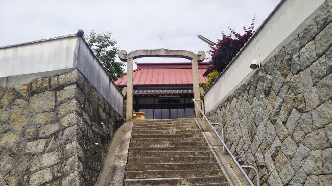 令和3年5月末、広島県の尾道市を訪れた。<br />以前から西願寺という寺院へ行ってみたいと考えていた。<br />西願寺は故・大林宣彦氏がメガホンをとった青春映画『さびしんぼう』(1985年公開)のロケ地として有名である。映画のラスト近くで主演の尾美としのりと富田靖子がこの寺の階段に腰掛けて心を通じ合わせるシーンには、何度観ても泣かされたものである。<br />今回の旅でその階段を実際に目にすると、熱くこみ上げるものがあった。<br />西願寺の建物や裏手にある墓地はやや荒廃している。映画のロケが行われた墓地(尾美としのりと故・浦辺粂子がやり取りする印象的なシーンがあったような記憶)とは別のようだ。※<br />(2021.06.08作成開始)<br /><br />※ この旅行記を書いた後に何十年ぶりかで映画『さびしんぼう』を視聴した。映画に登場する墓地は西願寺の墓地とみて良いようだ。