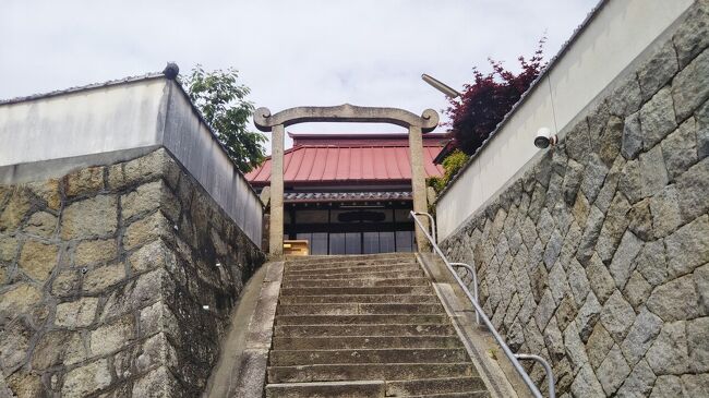令和3年5月末、広島県の尾道市を訪れた。<br />以前から西願寺という寺院へ行ってみたいと考えていた。<br />西願寺は故・大林宣彦氏がメガホンをとった青春映画『さびしんぼう』（1985年公開）のロケ地として有名である。映画のラスト近くで主演の尾美としのりと富田靖子がこの寺の階段に腰掛けて心を通じ合わせるシーンには、何度観ても泣かされたものである。<br />今回の旅でその階段を実際に目にすると、熱くこみ上げるものがあった。<br />西願寺の建物や裏手にある墓地はやや荒廃している。映画のロケが行われた墓地（尾美としのりと故・浦辺粂子がやり取りする印象的なシーンがあったような記憶）とは別のようだ。※<br />（2021.06.08作成開始）<br /><br />※ この旅行記を書いた後に何十年ぶりかで映画『さびしんぼう』を視聴した。映画に登場する墓地は西願寺の墓地とみて良いようだ。