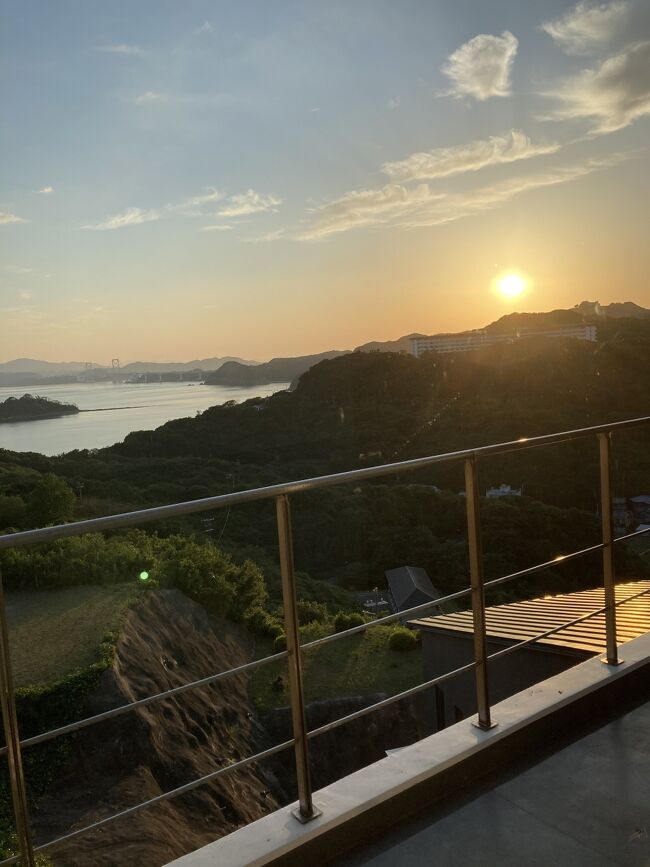 淡路島で一泊２日宿泊旅行を楽しんで来ました。私たちは明石海峡大橋を渡って淡路市から洲本市の西側から南淡路市に入り大鳴門橋を眺めて洲本市の東側海岸をドライブして全島一周を楽しみました。