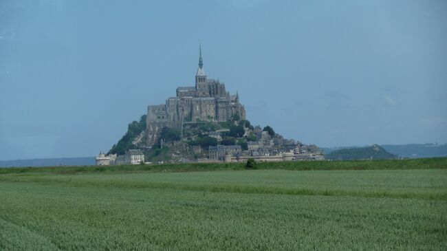 ８日目　２０１３年６月２５日（火）晴れ<br />・モンサンミッシェルは観光大国フランスの中でも特に人気が高く、多くの観光客で賑わっていた。モンサンミッシェルは何度もＴＶ番組で見て頭に入っているが、実際に訪れるやはり素晴らしい。干潮で干潟を歩く人もいたが、満潮時に海に浮かぶ姿も見てみたい。宿泊地のサンマロも楽しみにしていたが、旧市街から離れた郊外のホテルだったので夜の個人での街歩きは出来なかった。<br />****************************************************************<br />【旅程】　※は観光、数字は1日の走行距離<br />　６/18　関空→パリ経由→ニース（泊）<br />　６/19　ニース※→モナコ※→エズ※→ニース（泊）40km<br />　６/20　ニース→エクス・アン・プロヴァンス※→レ・ボー・ド・プロヴァンス※→アルル※→アビニョン（泊）318km<br />　６/21　アビニョン※→ポン・デュ・ガール※→リヨン※（泊）265km<br />　６/22　リヨン→ボーヌ※→ストラスブール（泊）497km<br />　６/23　ストラスブール→コルマール※→リクヴィール ※→ストラスブール※（泊）160km<br />　６/24　ストラスブール→ランス※→パリ（泊）490km<br />★６/25　パリ→モンサンミッシェル※→サンマロ（泊）411km<br />　６/26　サンマロ→ロワール地方の古城めぐり※→トゥール（泊）360km<br />　６/27　トゥール→シャルトル※→パリ※（泊）230km<br />　６/28　終日フリータイム　パリ→ヴェルサイユ 宮殿※→パリ※（泊）<br />　６/29　パリ→機中（泊）<br />　６/30　→関空