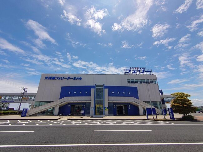 6月下旬に北海道に行くことになりました。一足早い夏休みです。<br /><br />計画した当初は義父母を連れて行く予定だったので、人との接触をある程度防げるのではないかと考え、フェリーで自家用車と共に北海道に渡り、密を避けてクラブメッドトマムでのんびりホテルステイを楽しもうと思っていたのですが、6月末まで休業するということでキャンセルになってしまいました。<br /><br />ただもうフェリーの予約も取っていたこともあり、私たちだけで行くことにしました。2人だけなら状況に応じて旅のスタイルを変更することができますが、義父母がいるとそうはいきませんので(^_^;) <br /><br />ワクチン接種は6月~7月初旬にかけて打てることになりましたし、家でのんびりしていただきましょう。ワクチン有効期間に入ったら、どこかにいきましょうね。私たちも気をつけていかないと…!<br /><br />関東から北海道へ行くには、商船三井フェリー:大洗港(茨城)-苫小牧港(北海道)を利用します。<br />◆商船三井フェリー:https://www.sunflower.co.jp/<br /><br />当日、船内に何が持ち込めるのか、それがどこで買えるのか…が気になって気になって!!!………………だったら下見すればいいんじゃない?ということになりまして、今回の旅行となりました(笑)<br /><br />ちなみに、往復ともフェリーで、私たちの愛車を乗せていきます。部屋は個室を取りました。往路はテラス付きの洋室、復路は和室です。それは、また行った時にでも詳しく紹介したいと思います(*´▽`*)<br /><br />【行ったところ】<br />・サングリーン旭<br />・大洗フェリーターミナル<br />・魚幸<br />・にんたまラーメン 鹿嶋店<br />・道の駅 川の駅水の郷さわら(千葉)<br />・佐原町並み保存地区(千葉)<br /><br />【北海道2021旅行記】<br />〈0〉大洗を下見しちゃうぞぅ~!(笑)<br /> https://4travel.jp/travelogue/11696243<br />〈1〉大洗ランチとフェリー「さんふらわぁ さっぽろ」乗船&個室について<br /> https://4travel.jp/travelogue/11703574<br />〈2〉フェリー「さんふらわぁ さっぽろ」の船内について<br /> https://4travel.jp/travelogue/11703993<br />〈3〉苫小牧から知床半島へ。帯広豚丼、知床五湖高架木道、ナイトサファリツアーなど<br /> https://4travel.jp/travelogue/11704649<br />〈4〉知床岬クルーズ、知床峠、来運公園、「来運水の学校」に宿泊 など<br /> https://4travel.jp/travelogue/11706808<br />〈5〉アトサヌプリ&3湖(摩周湖・屈斜路湖・阿寒湖)観光<br /> https://4travel.jp/travelogue/11707488<br />〈6〉オンネトー 、六花亭帯広本店、星野リゾート トマム・ザ・タワー<br /> https://4travel.jp/travelogue/11707788<br />〈7〉星野リゾート トマム☆雲海テラス&ファームエリア<br /> https://4travel.jp/travelogue/11708279<br />〈8〉復路もさんふらわぁさっぽろに乗船。和室に泊まりました♪<br /> https://4travel.jp/travelogue/11708379