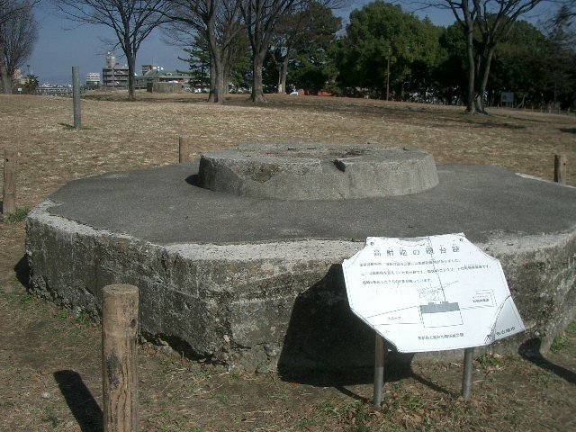 見晴台考古資料館のある笠寺公園。第二次大戦の戦争遺跡高射砲台のあるところです。その高射砲台のすぐとなりに三角点があります。
