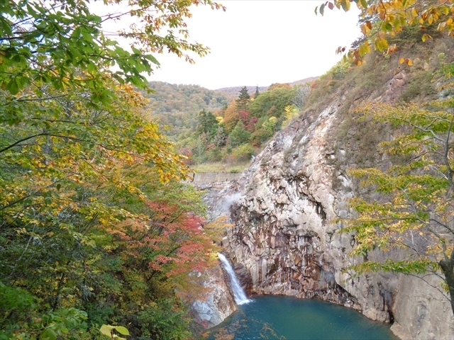 紅葉の葛根田渓谷