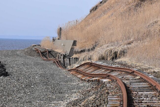 今回の旅行は、日高本線で廃止される鵡川~様似間の25駅を4日間かけてお別れします。<br /><br />最終日は、6年前(2015年1月)に発生した低気圧に伴う高波により土砂流失、護岸浸食等が発生した大狩部(おおかりべ)~厚賀間を訪れます。<br />新冠町の大狩部駅から海岸段丘の下の海沿いに敷設された線路を厚賀に向かって歩くと、道床が流されレールがグニャグニャに曲がり、宙に浮いた状態の無残な光景が目に入ります。<br />さらに5年前(2016年8月)の台風による高波で橋梁が流された日高町清畠(きよはた)の「慶能舞川(けのまいがわ)橋梁」を訪れます。<br /><br />鉄道を海岸線ではなく海岸段丘の内陸部に敷設していれば、廃止の運命にはならなかったのでは思ってしまいます。<br />しかし、その推測は間違いだったことが後日わかりました。<br />この区間が開通した大正15年、当時の海岸線は線路から離れていたのですが、昭和10年(1935)頃から海岸線の浸食が急速に進みました。<br />浸食が最も著しい場所では、昭和21年(1946)から昭和34年(1959)までの13年間に97mも内陸側に後退しました。<br /><br />静内~鵡川の西部日高海岸は、海岸線に沿って段丘や砂浜が分布し、浸食にはきわめて弱い地層のところです。<br />浸食は季節により変わる沿岸流や、台風による高波、漁港の防波堤などに影響していました。<br />日高本線は海岸線の徐々に進む浸食と海岸段丘斜面の土砂崩れの対策に常に追われてきた鉄道だったのです。<br /><br />なお、旅行記は下記資料を参考にしました。<br />・JR北海道車内誌、2021年3月<br />・JR北海道資料「2021.3.13ダイヤ改正」<br />・JR連合 政策News第273号「JR北海道日高本線の被災状況視察を実施!」、2015年11月24日<br />・東洋経済オンライン、梅原淳著「こんなに?地図と「ズレてしまった」鉄道路線、JR北海道・日高線厚賀―節婦(せっぷ)間」、2019年8月8日<br />・レイルシナリー「惜別、日高本線:鵡川~様似 (1)」<br />・北海道の交通「日高線廃線区間全踏切に行ってまいりました」:鳧舞本桐線踏切、漁場通り踏切、厚賀~清畠間の旧線<br />・IEEEJ Trans 松本雅行著「鉄道運転におけるセンサ技術の動向」<br />・J-Stage、海岸工学講演会論文集(1970)、鴻上著「北海道太平洋岸にお ける海岸浸食の特徴」<br />・こひつじの家、鉄道用語「停車場接近標」<br />・北海道の今を読み解く地域経済ニュースサイトリアルエコノミー「廃止決定「日高本線」の凍てつく冬の鉄橋を点描」:慶能舞川橋梁<br />・かっちん旅行記<br /> 『馬が見ている日高本線と新冠お花畑の旅(北海道)』、2014年5月30日<br /> 『日高本線列車代行バスの旅(苫小牧-本桐)2020~海沿いを走るローカル線と牧場~(北海道)』、2020年9月9日<br />・ウィキペディア「日高本線」「大狩部駅」「清畠駅」<br />