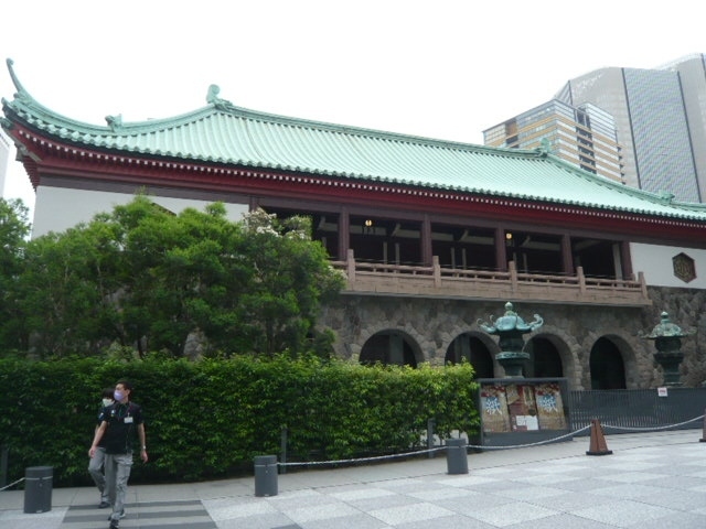 東京都港区にある大倉集古館を訪れました。日本で最初に設立された日本最古の私立美術館です。<br />地下鉄虎ノ門ヒルズ駅を降り、米国大使館、スウェーデン大使館、スペイン大使館等が所在する高台に登ると、大倉集古館があります。<br />ホテルオークラのリニューアルに伴い、ホテルの整理に合わせ、大倉集古館も装いを新たにしました。<br />そもそも、大倉集古館は、日本ばかりでなく、東洋の古美術を中心とする私立の美術館です。運営は、公益財団法人大倉文化財団があたっているとのことですが、日本最初の私立美術館として知られています。<br />明治から大正期にかけて、大きな財を成し、大倉財閥を創始した大倉喜八郎が、長年に亘って収集した古美術、典籍類を収蔵・展示するために、邸宅の一角に、1917年(大正6年)に、財団法人大倉集古館として開館したのが始まりだそうです。<br />開館から約６年後の1923年、関東大震災によって、当時の展示館と、一部の展示品を失い、一時休館を余儀なくされましたが、再建され、耐震耐火の中国風の展示館として完成し、翌年再開館しました。<br />1998年(平成10年)に、国の登録有形文化財(建造物)に登録されたそうです。<br />財をなした実業家が、美術品を収集し、美術館を創設するというよくあるパターンのようですが、それにより、日本の美術・芸術のレベルアップにつながれば、それはそれで、良いことだと思われます。<br />良い機会ですので、大倉集古館の周辺の大使館を散策して見ることにしました。