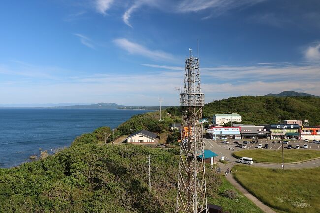 昨年の秋に東北を旅行した際、八幡平山頂レストハウスでドラゴンアイの観光ポスターを発見。<br />このドラゴンアイを是非とも見たくて、4ヶ月前に飛行機、宿・レンタカーを予約して出かけて来ました。<br />このドラゴンアイは、八幡平山頂の鏡沼の雪が溶ける際に生じる現象で、開眼の見頃はたったの数日間のみ。<br />昨年は6月9日頃が見頃だったようで、それに合わせて出かけて来ました。<br />とは言うものの、せっかく東北に来たからには前回観光できなかったところも回ろうと思い、次の日程で出かけて来ました。<br />6月3日（木）大阪空港から秋田空港に向かい、レンタカーで八幡平のドラゴンアイ、盛岡市内を観光して網張温泉に宿泊。<br />6月4日（金）宿泊した休暇村主催のドラゴンアイツアーに参加。<br />6月5日（土）男鹿半島に移動して、寒風山、なまはげ館、入道崎を観光して男鹿温泉郷に宿泊。<br />6月6日（日）男鹿半島の八望台、五社堂、ゴジラ岩などを観光して秋田市内に移動。<br />その後、千秋公園、秋田市民俗芸能伝承館、赤れんが郷土館を回って、秋田空港からの飛行機で帰宅。<br />今回の旅は天気に合わせて、当初の計画よりかなり予定を変更して回ったおかげで、きれいな景色を堪能することができました。<br />今回の旅行記は、３日目の午後から観光した男鹿半島北側の観光を紹介します。<br />この日は前日とうって変わって絶好の観光日和。<br />寒風山展望台からの景色は絶景でした。<br />それとナマハゲ伝承館の学習講座はとても面白かったです。