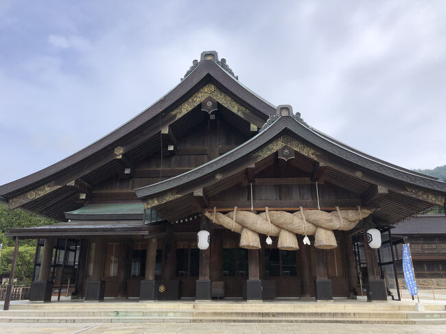 タイトルを日本語訳すると6月出雲旅。韻を踏みたいお年頃なのです(イミフ)。出雲大社、日御碕海岸に立久恵峡と、出雲市内の観光地を見て周り、出雲市内から出ることのない1泊2日の旅でした。昨夕から出雲市内は本降りの雨に見舞われ、今朝方はご丁寧に雷まで落ちていましたが、出雲縁結び空港に来ると晴れ上がったので、空港そばの宍道湖を眺めてきました。