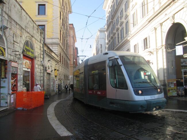 初めての特典航空券の旅 その36<br /><br />Romaに一泊だけして翌日は移動日<br />一番安いautobusで途中Ostienseとか<br />何箇所が留まりながらFiumicinoまで<br />空港内はもちろんCasa Alitaliaへ<br /><br /><br /><br />7年かけて貯めたデルタスカイマイルを使って<br />初めてのビジネスクラス搭乗<br /><br />ANAやJALより使い勝手が悪くて<br />数少ないお得路線がエジプトの首都カイロ<br /><br />運良く転籍先の永年勤続休暇も使えるので<br />通常の5連休と春と秋に2回休みました。<br /><br />無料の特典航空券と安いと評判のカイロ発券の<br />自腹航空券を組み合わせてビジネスクラス2往復に<br />Wストップオーバーでイタリアにも10泊できました。