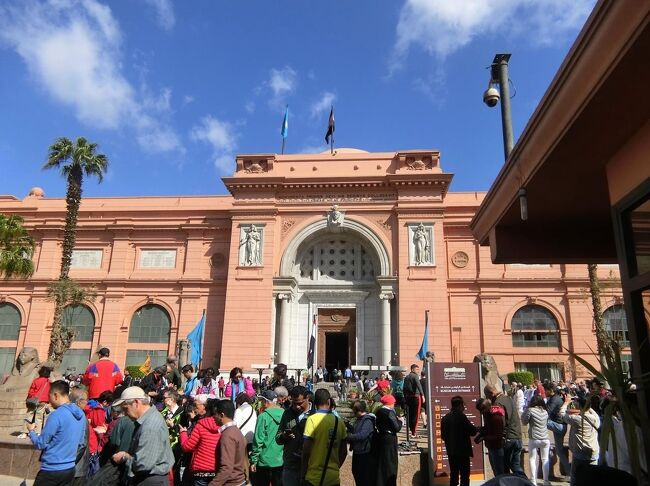 最後の観光地はカイロのエジプト考古学博物館。<br />博物館は新市街にある薄いピンク色の建物でした。観光客に超人気の博物館で入り口は激混み、チケット売り場は長蛇の列でした。<br />博物館に入場し、ガイドのアランさんの先導で真っ先に訪れたのがツタンカーメン王の秘宝の展示室でした。