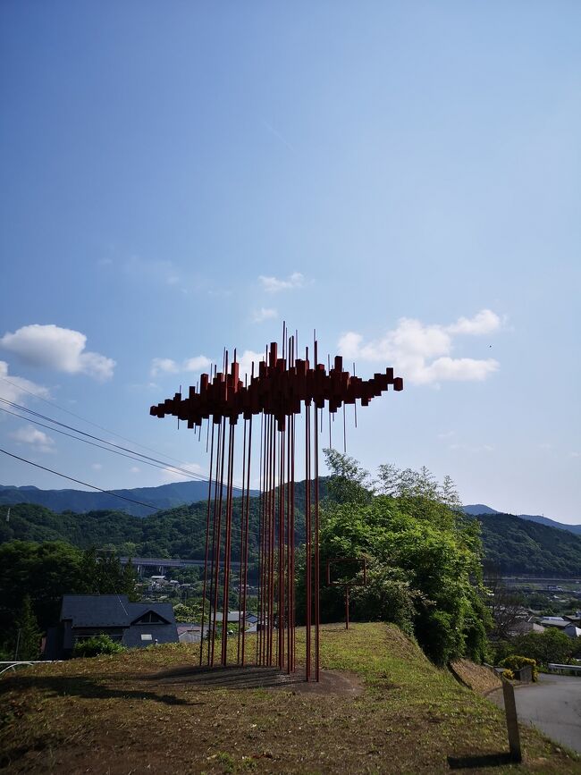 中央道を走っていると藤野PAの辺りで山の中に、ハートの付いた手紙が置いてあるのに気がついた人もいるだろう。私も随分前から気にはなっていたけれど、家に帰ると忘れてしまっていた。先週、JR藤野駅から陣馬山へ登った時に見つけて調べてみたら、ハートの手紙は藤野町がまちづくりの一環としてスタートさせた「ふるさと芸術村構想」の野外環境アート作品のひとつであることが分かった。これは行くっきゃないだろう！しかも、30年も前からやっていたなんて！もっと早く教えてよ～～<br />※作品に対して非常に適当なコメントを述べていますが、あくまで個人的な感想なのでスルーしてくださいませ。