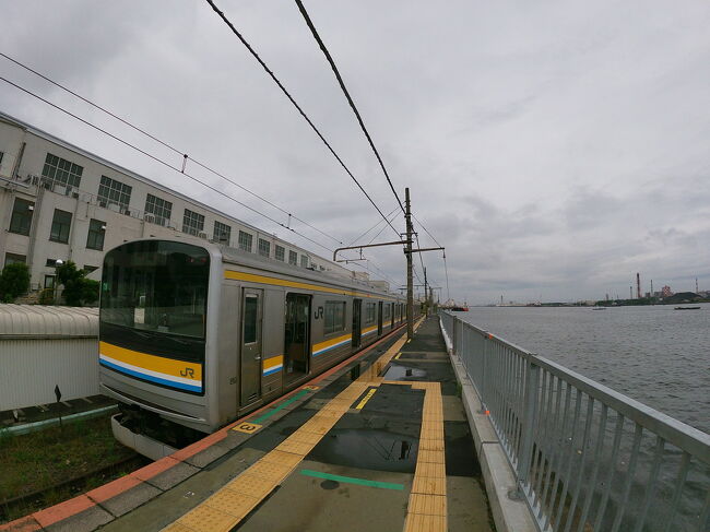 少しだけ時間ができたのでYouTubeでみた、海が目の前にある駅「海芝浦駅」に行ってきました。<br /><br />電車を降りたら目の前に海が広がっていて神奈川県とは思えない景色が広がっていました。<br /><br />海芝浦駅はJR鶴見線の終点駅です。<br />駅は東芝の敷地内にあり、関係者以外は改札の外には出ることができません。<br />しかし改札内に公園があり、この珍しい景色を堪能することができます。<br /><br />都内からのアクセスが良いのにこれだけローカル感がある路線はなかなかありませんね。<br />