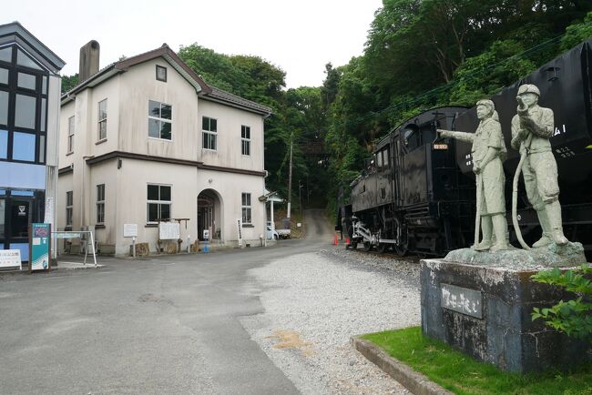 宮崎でドジってケガをし人生初の手術入院<br />先生から帰りの飛行機は気圧でダメと言われる<br /><br />陸や海、いくつかの帰りコースから選択<br />ケガをして手術をして色々な事を考える<br />普通は無理せず、こういう時は最速のルートで<br />ケチらず帰るのが普通だろうな<br /><br />しかし、待てよ<br />今でしか出来ない事もあるわ<br />早く真っ直ぐ直ぐ帰るのが本当にいいのかい?と <br /><br />少し発想も変わった<br />人生は理屈ではないな<br />オイ、ケガして手術したから、全てが保守的でいいのか<br />違うだろう<br /><br />再検査も終わり、気をつけて過ごすこと<br />もちろん<br />でも、それって家でじっとしてたり<br />近くを散歩する生活のこと?<br /><br /><br />そんな事を思いながら<br />心配してくれているカミさんの了解をもらい<br />宮崎から、福岡博多に来た<br /><br />弾丸ツアーでは無いです<br />期間は短いけど、バタバタせず<br />ゆっくり体も休めステイする<br />頭は使う<br />色々見聞きし、考える<br />何かテンションが上がるわ<br /><br />そして、博多の街の次に進もう<br />今日は、福岡の炭鉱町だった筑豊の直方(のうがた)に行こう<br /><br />高校から大学にかけて、取り憑かれ通った筑豊<br />炭住に暮らす方々の生活を中心に撮り歩いた<br />その筑豊直方にある石炭記念館、一昨年も訪ねて<br />館長さまと色々話が出来た<br />ご丁寧に自宅にお手紙まで頂いた<br />もし、出来うることなら、この筑豊の地で<br />写真展でもやってみたいと<br />若い頃から思っていた<br /><br />だから今、この時、もう一度筑豊に行こう<br />今だから行く価値がある、と<br />GOGO筑豊へ<br />そして夜は<br />やっぱりエキサイティングな町<br />大好きな小倉に泊まりたい<br />福岡ラストディ<br />なり