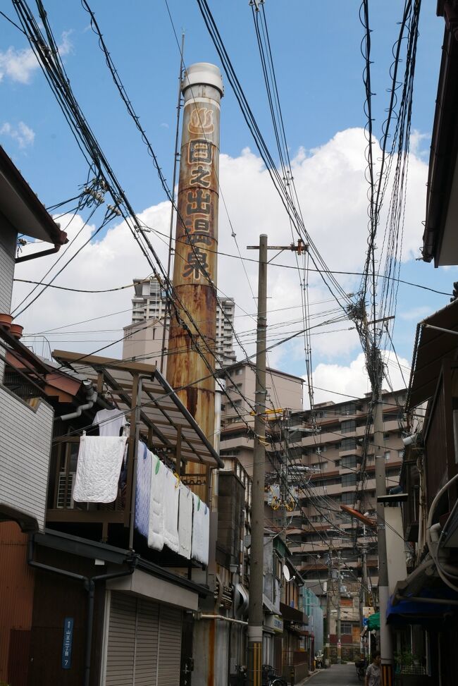 怪我から帰る途中、急がずゆっくりしながら帰ろうと<br />北九州小倉から、格安こだまの乗り5時間弱で新大阪に<br />コロナで店にはいけないけど、それはそれでいいさ<br />通過することのできない大阪の街<br /><br />毎度の西成泊<br />大阪市内までの券なので、環状線で新今宮へ<br />事情が事情なので、ゲストハウスや、管理状態や細かい事は<br />気にしない激安宿よりちょっと贅沢?に(笑)<br />老舗の西成の来山北館へ<br />環状線新今宮駅南側が安宿エリア「新今宮サウス」<br /><br />今回は、ガツガツしない<br />まったりと西成で過ごすオフということで<br />ちょっとディープに、チープに<br />普段着の西成でゆっくりと静養しましょう<br />の備忘録なり<br /><br /><br /><br />