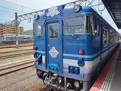 ここまでの旅行記<br />↓<br />https://4travel.jp/travelogue/11697016<br /><br />鳥取市に一泊し、今回の旅の メインイベント…の ひとつ(笑<br />観光列車<br />《天地(あめつち)》に乗って松江に移動します.<br /><br />《天地》の車内デザイン監修の うちの<br />お一人は<br />映画『RAILWAYS 49歳で電車の運転士になった男の物語』の監督<br />錦織良成(にしこおり よしなり)氏<br />と聞いており楽しみです.<br /><br />のちのち<br />この映画のロケ地巡りも ちょっぴり!<br /><br />ワタクシ『ふぞろいの…』の頃から<br />中井貴一(きいち)さんのファンなンです♪<br /><br /><br /><br />-------------------------------------------------------<br />鳥取と島根、ちょっと兵庫も含む 旅をしました.<br /><br />連れ合いが手当していた空路便が都合でNG、変更の必要に<br />迫られ「代替(だいたい)は任せる」…え?<br />ほんと?<br /><br />「出雲大社」<br />「餘部(あまるべ)鉄橋」<br />「観光列車」<br />好きなモノ、興味ある先を詰め込んだ旅を計画♪<br /><br />パーフェクトチケット by一畑グループ もフル活用してホントに<br />perfect な<br />《夕日満喫》旅となりました.<br /><br /><br />--- 旅程 ---<br /><br />① 羽田 - 鳥取砂丘コナン空港 - 香住 - 餘部 - 鳥取(泊)<br />② 鳥取 …観光列車 天地(あめつち)… 松江 - 出雲大社前(泊)★<br />③ 出雲大社 - 日御碕灯台 - 稲佐の浜 - 一畑薬師 - 松江(泊)<br />④ 松江城 - 松江駅 - 米子鬼太郎空港 - 羽田<br /><br />-------------------------------------------------------<br />2021-06-19 UP