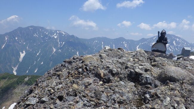 昨日あまり天気が良くなく、ピーカンの今日八海山に・・・<br />八海山ロープウエー始発の８：３０に乗り込み、７分で登山口(スキー場上部）４合目 1147mに着きます。真赤な鳥居を潜り、階段状の立派な登山道をしばらく歩くと、雪渓が現れます。すぐに又大きな雪渓が・・・登山道を覆っています。滑らぬよう蹴りこみを入れて歩き、頭上にはタムシバが至る所に咲いており真っ青な空に真っ白な花が最高です。いくつもの谷を覆う雪渓横切り緩やかな登り下りを過ぎると石碑の立ち並ぶ女人堂に。イワカガミ、イワウチワ、シラネアオイ等のお花が登山道脇に咲き乱れ、ルンルン気分で歩き８合目薬師岳に着きます。ここからが山岳美を楽しみ、岩登りとなり地蔵岳、不動岳、七曜岳、白川岳、釈迦岳、摩利支岳と続き山頂の大日岳に。全て鎖が付いてた岩峰でスリル満点でした。