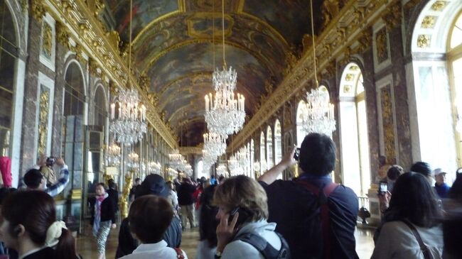 １1日目　２０１３年６月２８日（金）曇り<br />・今日はパリで終日フリータイム。ツアー出発前にみゅーバスのベルサイユ宮殿半日ツアーを予約していたが、急遽一人参加の２名も加わった。ツアーは宮殿内見学が４０分と庭園の自由散策５０分だった。<br />****************************************************************<br />【旅程】　※は観光、数字は1日の走行距離<br />　６/18　関空→パリ経由→ニース（泊）<br />　６/19　ニース※→モナコ※→エズ※→ニース（泊）40km<br />　６/20　ニース→エクス・アン・プロヴァンス※→レ・ボー・ド・プロヴァンス※→アルル※→アビニョン（泊）318km<br />　６/21　アビニョン※→ポン・デュ・ガール※→リヨン※（泊）265km<br />　６/22　リヨン→ボーヌ※→ストラスブール（泊）497km<br />　６/23　ストラスブール→コルマール※→リクヴィール ※→ストラスブール※（泊）160km<br />　６/24　ストラスブール→ランス※→パリ（泊）490km<br />　６/25　パリ→モンサンミッシェル※→サンマロ（泊）411km<br />　６/26　サンマロ→ロワール地方の古城めぐり※→トゥール（泊）360km<br />　６/27　トゥール→シャルトル※→パリ※（泊）230km<br />★６/28　終日フリータイム　パリ→ヴェルサイユ 宮殿※→パリ※（泊）<br />　６/29　パリ→機中（泊）<br />　６/30　→関空