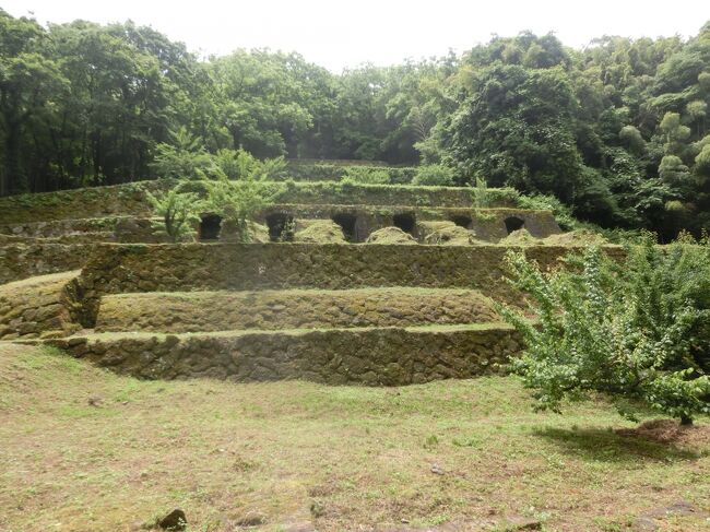 不要不急の遠出は控える状況でありますが、必要緊急な案件で広島方面を訪れることになりました。PCR検査を受けて陰性を確認した上での訪問です。そこで、ふと思いました、「山陰に行ったことが無いので、この機会に是非行ってみよう」と。PCR陰性なので、撒き散らすリスクはかなり低いですし。<br />てな訳で、一泊二日の山陰旅行です。<br />広島県の福山でレンタカーを借りて、初の島根県へ。島根となるとやはり世界遺産の石見銀山は外せません。かつて銀を採掘していた時代の遺構や、銀採掘関係者の住宅などが点在しています。銀山ゾーンと町並み地区をブラブラと一通り歩き回りました。往時が偲ばれる雰囲気を満喫しました。<br />