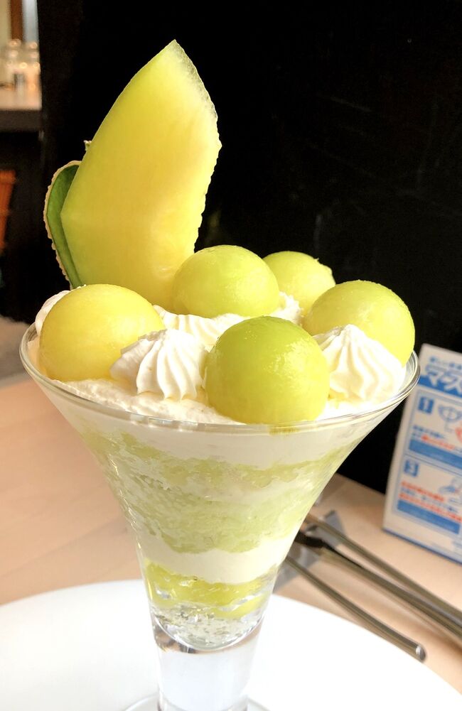 馬車道においしいフルーツパフェのお店があると聞いて<br />早速行ってみました。<br />かなり人気のお店のようなので<br />予約がおすすめです!<br /><br /><br />2021-6