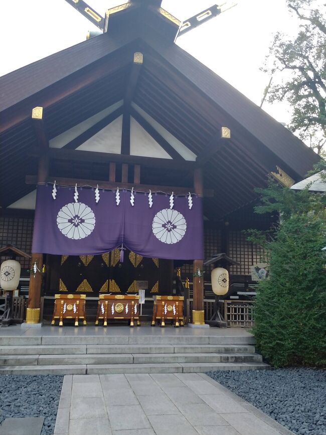 さて 一昨年東京で結婚した一人娘ですが<br />去年 夫の父の強い希望で<br />結婚式を 計画してました<br />ところが このコロナの影響で<br />予定が一年伸び<br />今年7/31に 式と披露宴を行うことになりました<br /><br />東京で行うので 昨日仙台から5人で東京のどまん中まで<br />移動でした<br /><br />昨夜何とか 式が終了して<br />近くの ホテルメトロポリタンエドモンド泊で<br />今日は早々に 仙台に帰ります<br />コロナ対策で どこにも観光できなくて<br />残念です<br /><br />ちなみにうちの会社 給料は安いけど<br />福利厚生が 手厚くて<br />子供の結婚式でも 共済会からお祝い金くれるし<br />社長名で 祝電くれるし<br />結婚休暇は 3日もくれるんです<br />で私明日まで 結婚休暇なんだよね<br />でも仙台帰っても 明日も暑いだろうなぁ