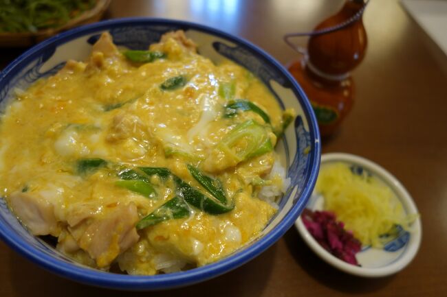 しばらくコロナ休みされていた、親子丼が人気の祇園のお店。前日の散歩の際に前を通りかかると…キンキュー明けの開店準備ちうよりは、閉店後の掃除されてる感じ。もしかして、キンキュー明け前に営業再開されたかしら？<br /><br />って事で、お昼に行ってみますと…親子丼、いただけることに。