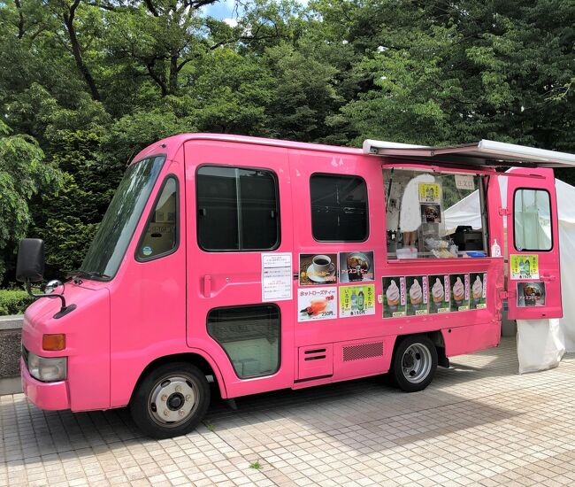 ◆ 東京都武蔵野市・吉祥寺【国産黒毛和牛専門店さとう】<br /><br />行列のできるメンチカツ【吉祥寺さとう】の隣にある<br />【ステーキハウス さとう 吉祥寺】で鉄板焼きをいただきます。<br /><br />メンチカツ【吉祥寺さとう】<br /><br />1日3000個売れる吉祥寺名物”元祖丸メンチカツ”を販売している精肉店です。<br />当社では契約農家や市場の競りで、オーナー自ら選び抜いた黒毛和牛を<br />一頭丸ごと買い付けています。<br />さとうが厳選した本当に美味しい牛肉をぜひご堪能下さい。<br /><br />◆ 東京・吉祥寺『coppice KICHIJOJI(コピス吉祥寺)』A館3F【COLONIAL GARDEN】<br /><br />2021年6月18日、【コロニアルガーデン】内に生クリーム専門店【ミルク】の<br />ベーカリーがオープン!<br /><br />生クリーム専門店【ミルク】原宿店で食べたことのある究極の生クリームの<br />ミルクパンケーキやミルキーソフト、マリトッツォ。<br />生クリーム専門店のシュークリーム、北海道産クリームのクリームパンもあります。<br /><br />生クリーム専門店【ミルク】吉祥寺店でしか食べることのできない<br />「コロニアルガーデン限定マリトッツォ ブリュレ」をいただくことにします♪<br /><br />〇 コロニアルガーデン限定マリトッツォ ブリュレ 490円<br /><br />◇ 東京・調布市『Trie KEIO CHOFU』<br /><br />ショッピングセンター『トリエ京王調布』<br /><br />◇ 東京・調布市『PARCO』<br /><br />ファッションビル『調布パルコ』<br /><br />◇ 東京・調布市『東京都神代植物公園』『深大寺』<br /><br />「調布」駅北口のバスのりばのご案内。<br /><br />京王バスと小田急バスが走っています。<br />『神代植物公園』のある「深大寺」エリアへ行くには、<br />京王バスのバスのりば(11番)「調布駅北口」から深大寺行きに乗車し、<br />「神代植物公園」で下車、または小田急バスのバスのりば(12番)「調布駅北口」<br />から吉祥寺駅または三鷹駅行きに乗車し、「神代植物公園前」で下車します。<br />所要時間約15分。<br />Suica(スイカ)やPASMO(パスモ)などのICカードでも乗車できます。<br /><br />ちなみに「新宿」駅から「調布」駅に来る途中にある「つつじヶ丘」駅北口から<br />京王バスのバスのりば「つつじヶ丘駅北口」から深大寺行きに乗車し、<br />「神代植物公園」下車でも行くことができます。<br /><br />JR中央線「三鷹」駅と「吉祥寺」駅から「深大寺」エリアに行く際は、それぞれ<br />小田急バスのバスのりば(2番)「三鷹駅南口」またはバスのりば(4番)<br />「吉祥寺駅南口」から調布駅北口または深大寺行きに乗車し、<br />「神代植物公園前」で下車します。所要時間はそれぞれ約20分、約30分。<br /><br />『神代植物公園』の植物公園正門から入り、ぼたん園、ばら園、大温室、<br />あじさい園などをまわり、深大寺門から出て、『深大寺』へ向かいます。<br />周辺にあるお蕎麦屋さんや甘味処を巡り、深大寺通りにある『水生植物園』で<br />花しょうぶなども観賞します。吉祥寺編は後半で。