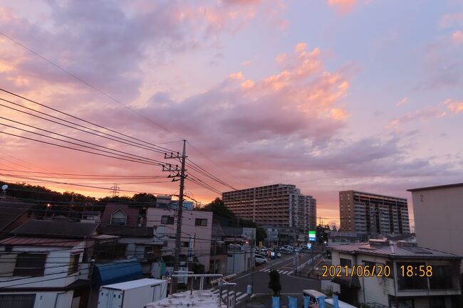 6月20日、午後6時57分頃にふじみ野市西鶴ケ岡地区で素晴らしい夕焼けが見られました。<br /><br /><br /><br />*写真は午後6時58分頃の美しい夕焼け