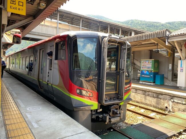 JR四国の高知と岡山を結ぶ特急列車車両がすべて新型の2700系に置き換わったらしい。そこで、高知駅から新型車両に乗って、阿波池田駅を訪れました。<br /><br />県外には、なかなか出かけにくい昨今ですが、県境を少し越えるぐらいですから、まぁ、大丈夫でしょう？<br /><br />南風8号(岡山行)<br />JR高知駅 09:13発 --- JR阿波池田駅 10:19着<br /><br />南風9号(高知行)<br />JR阿波池田駅 13:32発 --- JR高知駅 14:42着<br /><br />阿波池田駅を選んだのは、この駅で下車したことがなかったことと、コロナ禍の今、あまり遠くまで出かけるのもどうかと思い、総合的に判断をしました。 