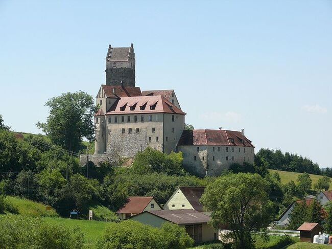 《Romantische Strasseロマンチック街道、Schwaebische Alb Strasseシュヴェービッシュ・アルプ街道、Burgenstrasse古城街道の旅》<br /><br />期間：2012年05月15日（火）～05月29日（火）15日間の旅　<br /><br />5月22日（火）；　晴、25℃、245km　5月22日（火）；　晴、25℃、245km　<br />アイヒャッハ・Sisi Schlossに到着・見学　12：10～13：10－＞L?・B300　24km　Friedbergフリートベルクに到着・見学　13：30～13：50 －＞L?・A8 51km　Jettingen-Scheppachイェッティンゲン・シェップパッハ・Schloss Jettingenイェッティンゲン城に到着・見学　14：40～14：50－＞A8・B19　48km　Ulmウルムに到着・見学　15：45～16：30－＞B19・A7（Langenau-Albeck）・B466（Nattheim）・L?　60km　 Katzensteinカッツェンシュタインに17：40着。（⑧Burg Katzenstein）<br /><br />写真はBurg Katzensteinカッツェンシュタイン城