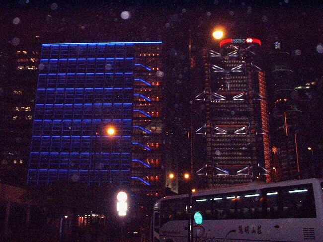 11月22日から24日までの2泊3日の日程で、香港を旅してきた。以前、全日空を使って海外出張したときのマイルがたまっており、そのうちの20000マイルを使うと北アジア(中国、香港)、グアム、サイパンのどこかに行くことができる。そのマイルは年末で失効するため、年内に消化する必要があるということで、今回の旅とあいなったのだった。本場の中華料理が食べたかったので、できれば中国の北京あたりがよかったのだが、北京はいつも座席がいっぱいで予約不可だったので、香港にすることにしたのだ。まあ香港も中国の一部だし、なにより英語が通じそうだったので。香港なら11月が最高にいいと聞いていたということもあったし。<br /><br />誰か旅の道連れがいれば一番良かったのだが、マイレージは1人分しか航空券を出してくれないので、今回はお気楽一人旅ということになった。<br /><br />周囲からは、<br />「香港は独りで行くのは止めた方がよい、香港や上海などは歴史的に強盗やスリの本場だ、向こうの人は相手が独りとか弱いと見れば悪者になる特性があるぞ、しかも金のためなら他人の命をなんとも思わない、大陸は政府が強いし規制が利いているが香港はプロのワルが旅行者を狙っている所だ、日本語は勿論英語もまず通じない、ただ喧しい中国語が飛び交っているだけだ、悪いことは言わないからキャンセルしたほうがいいぞ、云々……」<br />と散々おどかされ、果たして無事に生きて帰れるものかとかなりビビリ入っていたのだが、まあきょうび女の子だって香港ぐらいは一人旅するだろうし、野郎が独りで行ったってイラクじゃあるまいし命までは取られまいと思って、行ってみることにした。<br /><br />ホテルは中国関係に強いJCBUSというところに予約を依頼した。最初は郊外の深圳にホテルを取っていたのだが、どうやら深圳は極度の治安の悪さらしいということをあとになってから知り(なんせ駅前でいきなり囲まれて拉致されて金取られるんだから、たまったもんじゃない)、恐れをなして香港内にホテルを取り直した。出発間際だったのでなかなかホテルが決まらず、出発2日前になってランタウ島の梅窩(ムイウォー)というところにある銀鑛灣酒店(Silvermine Beach Hotel)というところにようやく決まった。<br /><br />成田発が午前10時と早いので、前日に成田近辺で一泊し、当日は万全の体制で臨む。といっても風邪をひいてしまっており、咳が止まらない状態という、体調的にはあまりよろしくない状態での旅行となった。