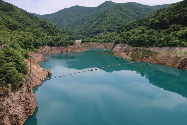 2021年6月20日～21日の1泊2日で群馬県の四万温泉に行ってきました。<br />映画「千と千尋の神隠し」のような古い建物で有名な積善館に宿泊して温泉三昧を楽しんできました。<br />2日間とも梅雨の晴れ間の快晴に恵まれて、有名な四万ブルーも鑑賞できてラッキーでした。