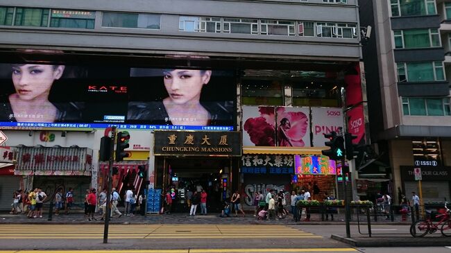 香港のベストシーズンは11月と聞いていて、いつも香港には11月に訪れていたんですが、今回は思い切って夏の暑い盛りに行ってみました。<br />今回は、沢木耕太郎「深夜特急」でも有名な、チョンキン・マンション(重慶大厦)に泊まってみました。また治安が悪いと散々脅かされてきた大陸(深圳)にも少しだけ足を延ばしました。