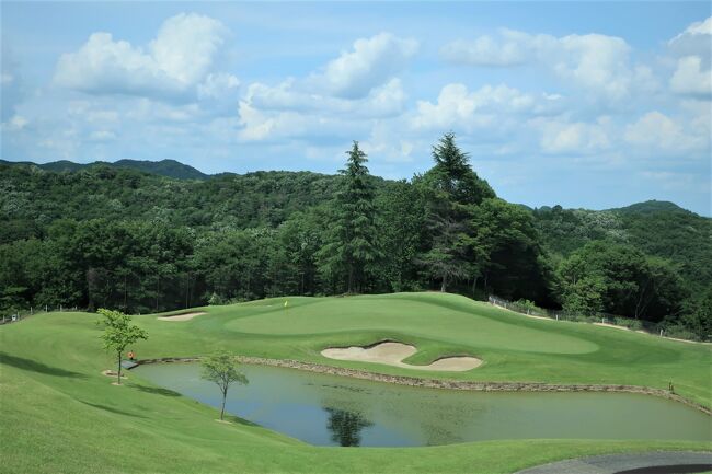 PGM/HARMONY HILLS GOLF CLUB<br />は初めてのプレーでした。<br />友人は、当コースプレーでハーフ／白30代出したので、自分を誘ったのかも。<br />何れにせよ、初回プレーコースへの嬉しいお誘い。<br />■オープンコンペ参加<br />■GOLF場施設<br />■GOLFコース風景<br /><br />公式サイト：booking.pacificgolf.co.jp/guide/37.html<br />コースの白からだと、短めのコースレイアウト。<br />ヤヤトレッキーなホールあり、緊張プレーは厳禁。<br />素直な気持ちでプレーできれば、<br />意外と良いスコアーで廻れそうなレイアウト。<br />■超アスリーリプレーは、バックからのプレーで。<br />　かなりのロストボール覚悟かな。。。自分には無理だ。<br /><br /><br />