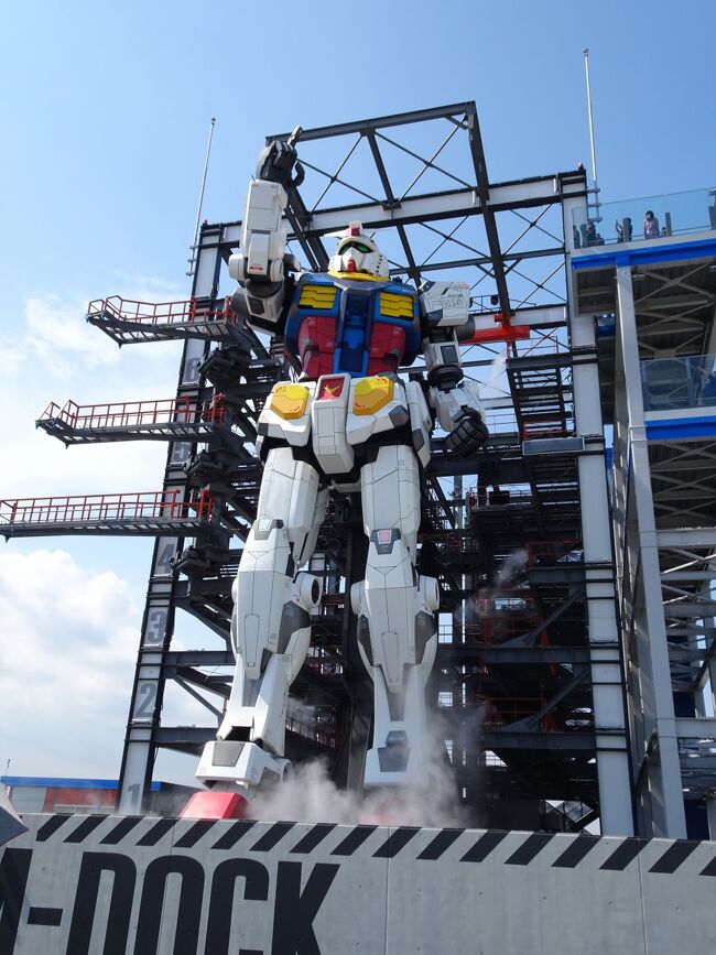 横浜にガンダムができた時、旦那が激しく興奮していた。<br />もちろん私は興味ないのですが(笑)<br />あまりにも熱く語るのでこれは行かないと後悔するでしょうと、旦那の仕事が落ち着く6月にマイルで飛行機とホテルを予約しました。<br /><br />そしたらまたもや緊急事態宣言…(-_-;)<br /><br />行くのやめようかと一度も話題にも上がらず決行です。<br />私達みたいのもいないと日本経済は滅びるんで…。<br /><br />*********************************<br /><br />1日目<br /><br />緊急事態宣言の影響で始発の飛行機が少し遅い。<br />なので自宅も少しゆっくりめに出発したら渋滞が(;゚Д゚)<br />ちょっとマジで焦りだす。<br /><br />空港の駐車場はガラガラだったので、すぐに止めてダッシュ!!!!!<br />チェックインギリギリに到着です。<br /><br />最近空港で焦ること多いな…。<br /><br />そんなバタバタで開始です。