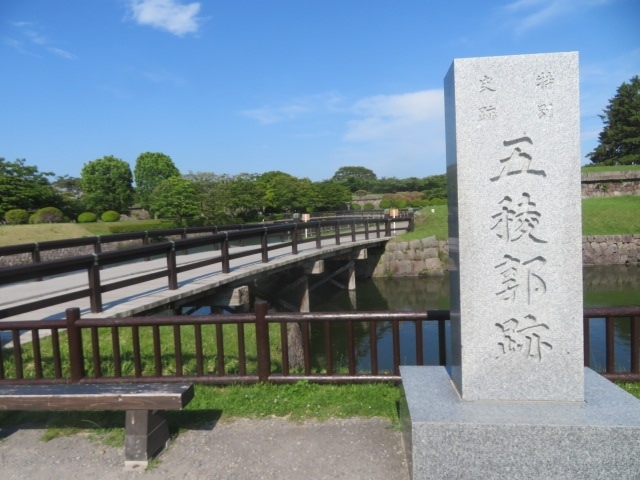 函館の恵山（618ｍ）に登った後、国道278号線沿い恵山海浜公園にある「道の駅なとわ・えさん」に寄りました、津軽海峡や恵山を眺めました、道の駅を出てからしばらく移動して湯の川温泉にある湯倉神社に寄ってから五稜郭公園に行きました。<br /><br />五稜郭公園入口・五稜郭タワー前にある函館ラーメンで人気の「麵厨房あじさい本店」で味彩塩ラーメン（750円）を食べて、すぐそばにある御朱印を受けることが出来る寺院「五稜山最上寺」に寄ってから「五稜郭公園」内を散策しました、観光客が少なく静かな公園内を散策しました、五稜郭タワーは休館中でしたので入れませんでした、公園を出てから仲間を新函館北斗駅に送ってから一人で函館駅に移動しました。<br /><br />函館での宿泊はＪＲ函館駅前にあるビジネスホテル、スマイルホテル函館に宿泊しました、ちょっと狭くて古いが朝食がついて安く泊まることが出来ました。