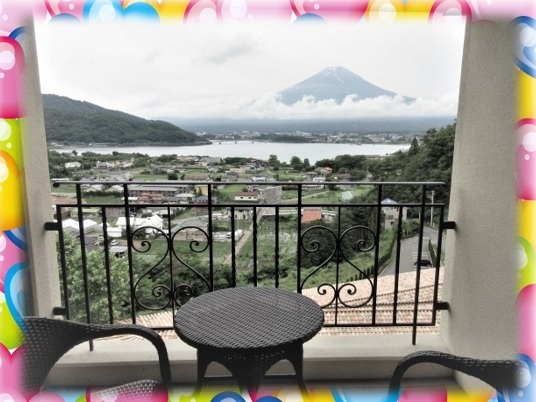 軽井沢よりも近いリゾート、山梨県の河口湖でゆっくりしよう。<br /><br />富士五湖(本栖湖、 精進湖、 西湖、河口湖、 山中湖)の中では一番 栄えている河口湖は標高830mなので富士五湖のなかでは最も低い。気温は東京より低いから過ごしやすい、富士山は、山梨側から見るとこぶがなくて綺麗。<br />コロナでなければ日帰りなんですけど・・<br />宿は高級なのがポチポチ(ふふ、くくな、うぶや)あるけど、お気楽でお安いラビスタに決め。ゆっくりするつもりが・・ベビーもキッズも遊ばせたい追加の計画で、みっちりトーマスランド、の為に、朝8時半に東京を出発です。<br /><br />1日目<br />富士急ハイランド(リサとガスパールタウン、トーマスランド)<br />★ラビスタ富士河口湖宿泊★<br /><br />2日目<br />河口湖木の花美術館 河口湖畔散策 <br />山梨県立リニア見学センター<br />道の駅つる<br /><br />画像はホテルの部屋のテラスから見た富士山と河口湖