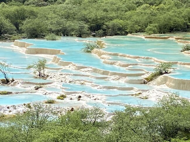 待ちに待った九寨溝・黄龍！！（本編は黄龍編）<br />何度となく旅行先の候補にあがってはいたものの、なかなかチャンスなく訪れていません。<br />さあ行くぞ！と思うと四川地震での閉鎖、コロナ禍での外国人お断り。それがやっと5月に解除された。<br />この時期に個人での訪問には各種リスクも伴うことが予想されることと、最近のツアー慣れ？も相まって、上海発日本人向けツアーに参加することに。<br />上海から九寨溝への直行便は無く、上海の隣り町的な無錫から飛ぶプラン。帰りの経由地を確認すると西安とのこと。これはいつものパターンで西安で延泊すれば、より充実した旅になるかと思い申し込み決定！<br /><br />九寨溝・黄龍は初めての地。西安は24年ぶりの再訪。<br />初めての地はワクワク、再訪の地は昔の思い出との違いでドキドキ。<br />結果、勿論素晴らしい旅となりました。<br /><br />HIS上海支店主催<br />「1度は訪れたい!!憧れの世界遺産!!!九寨溝＆黄龍3日間」＋西安4日間（西安は個人追加）<br />ツアー参加者24名：男女ペア×4組、男性2～3名×数組、男性1人参加数名<br /><br />ツアー代金：＠7,990元　3フライト＋ホテル2泊＋食事＋現地ガイド及び移動費用<br />選択ホテルランク：スーペリア（3ランク中最下段）<br />グランドパーク西安（個人手配）：1,398元　2人朝食付き3泊<br /><br />　6/12（土）上海⇒無錫⇒九寨溝<br />　6/13（日）九寨溝⇒黄龍<br />★6/14（祝）黄龍⇒西安　※端午節休暇<br />　6/15（火）西安（兵馬俑）<br />　6/16（水）西安（陜西省博物館・大雁塔）<br />　6/17（木）西安（小雁塔・城壁）⇒上海<br />本編は上記スケジュール★印３日目の黄龍です。<br /><br />※上海在住者です