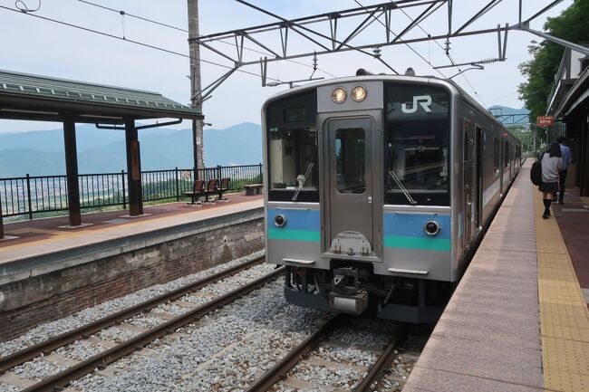 梅雨入り前に温泉に浸かってのんびりしてこようと長野県千曲市の戸倉上山田温泉を初めて訪れ、上山田温泉で最古の宿「亀屋本店」に宿泊して温泉と食事を楽しんできました。<br />（前号の旅行記はこちら → https://4travel.jp/travelogue/11698203）<br /><br />翌日は日本三大車窓のひとつに数えられているJR篠ノ井線の姨捨駅と田植えを終えた棚田を散策。田舎の風景に癒されてきました。